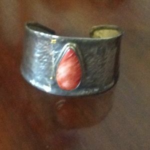 Silver cuff with spondaluece